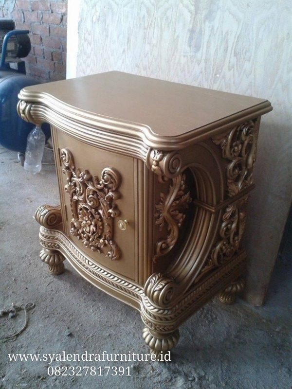 Meja Nakas Model Ukiran Mewah Gold
